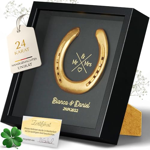 Hochzeitsgeschenk | Hufeisen im Bilderrahmen | Glückshufeisen mit Personalisierung | Personalisiertes Geschenk zur Hochzeit | Persönliches Geschenk Brautpaar | Geschenk Namen (Vergoldet / Schwarz) von Thiger