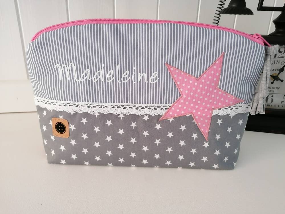 Kulturtasche, Windeltasche Mit Name/Geschenk Zur Geburt/Taufgeschenk/Personalisiertes Geschenk/Geschenk Für Kinder Kulturtasche, Windeltasche Mit Name/Geschenk Zur Geburt/Taufgeschenk/Personalisiertes Geschenk/Geschenk Für Kinder von TinasKnoepfchen