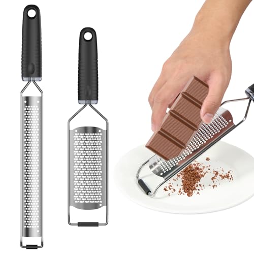 Toaboa 2 Stuck Zester Reibe Edelstahl, Käsereibe mit Rutschfester Griff, Aufhängeloch, Staubschutzabdeckung, Scharf Rostfrei, Zitronenreibe für Bars, Restaurants, Küchen Toaboa 2 Stuck Zester Reibe Edelstahl, Käsereibe mit Rutschfester Griff, Aufhängeloch, Staubschutzabdeckung, Scharf Rostfrei, Zitronenreibe für Bars, Restaurants, Küchen von Toaboa