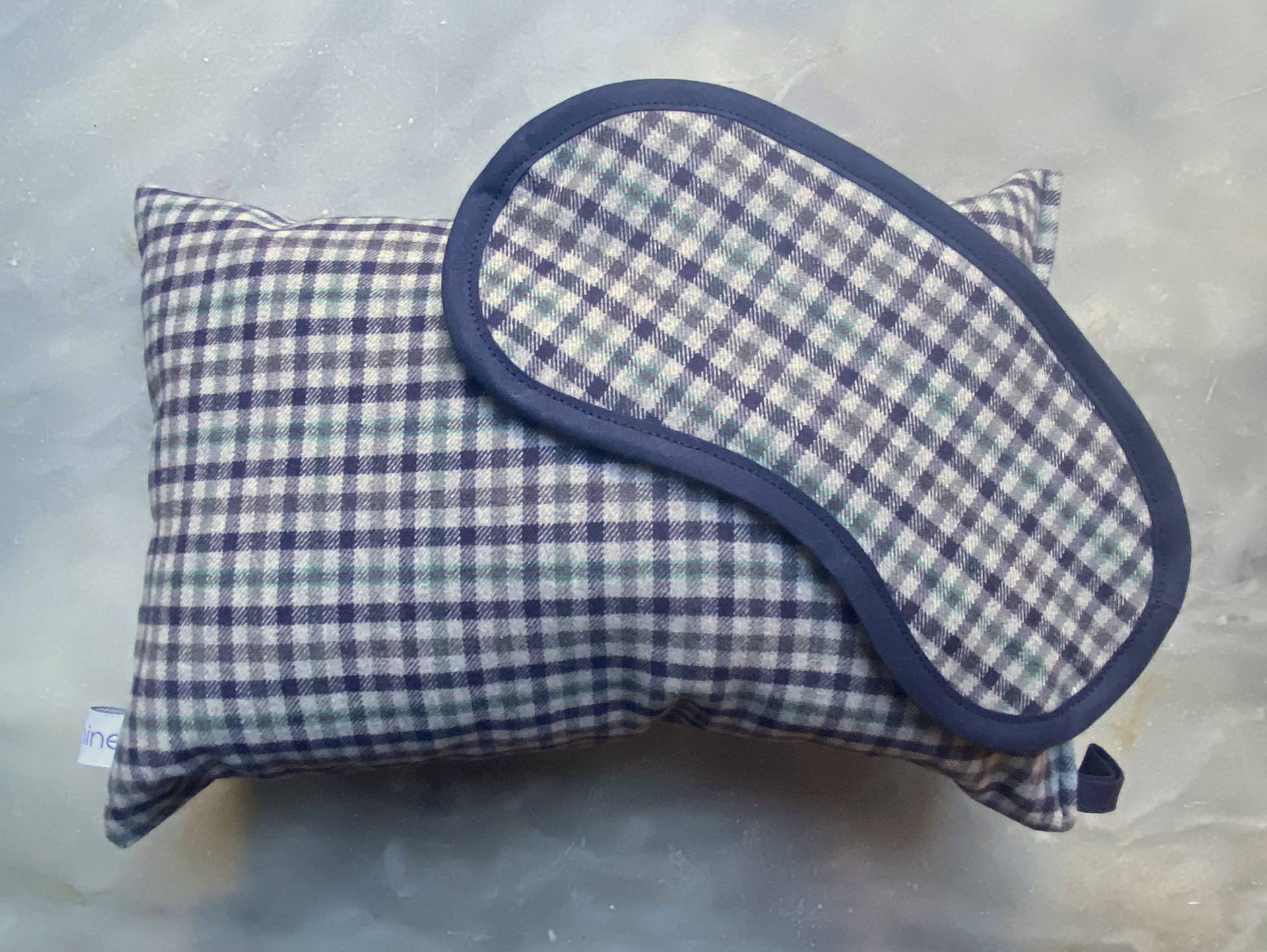 Schlafmaske/ Kissen Reiseset Flanell Grau/ Blau-Kariert , Travel-Set, Für Alle Größen Verstellbar, Augenmaske, Entspannung Schlafmaske/ Kissen Reiseset Flanell Grau/ Blau-Kariert , Travel-Set, Für Alle Größen Verstellbar, Augenmaske, Entspannung von Tocchine