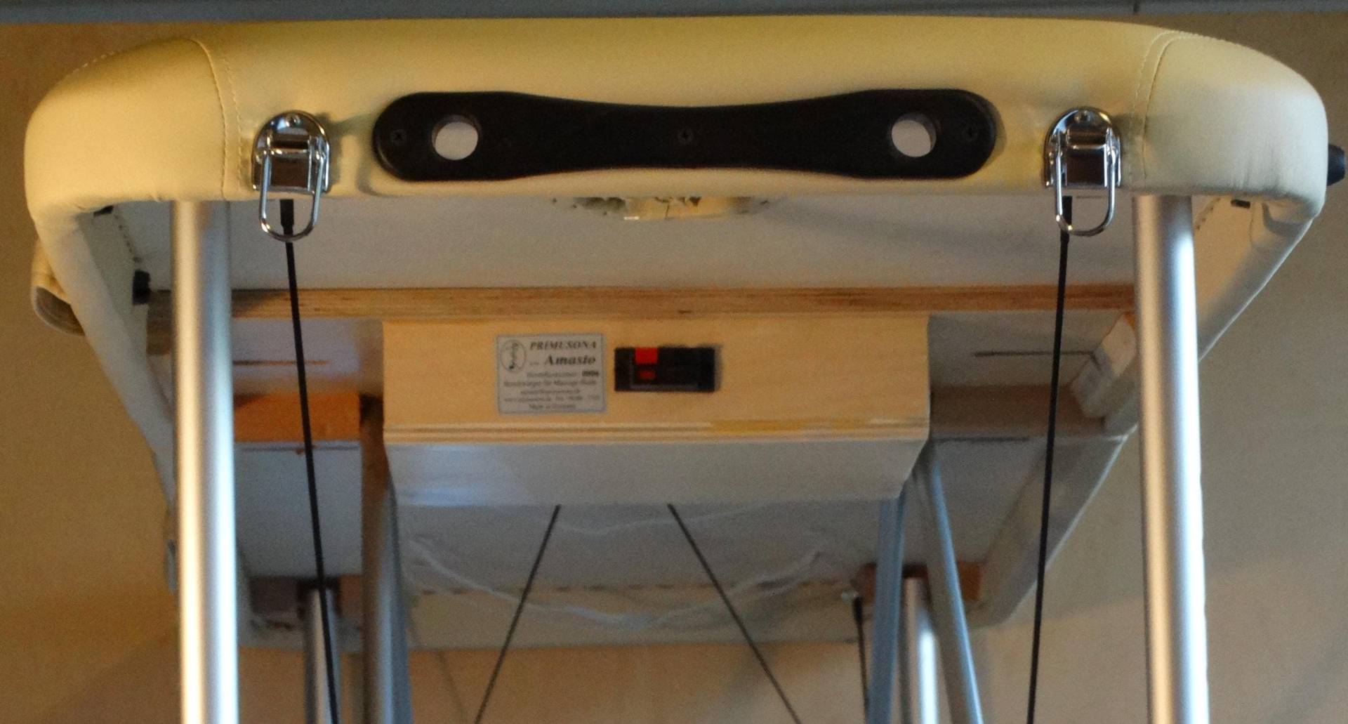 Schwingende Massagebank, Es Ist in Die Massagebank Ein Beschwingerteil Eingebaut, Der Gesundheitsfördernden Frequenzen Überträgt von TontherapiePrimusona