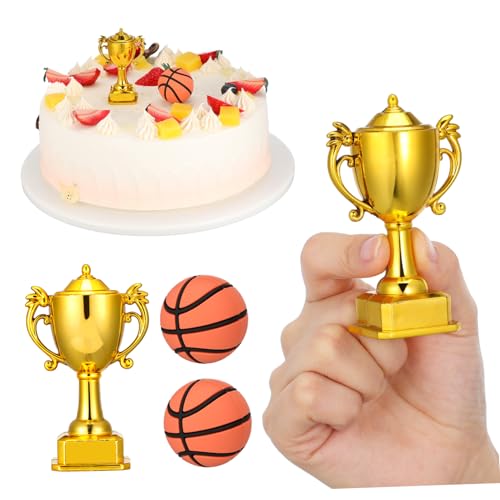 Toyvian 2 Sätze Basketball Cake Toppers mit Mini Trophäen und Bällen Stabile Kunststoff Deko für Kindergeburtstag und Sportparty Basketball Kuchen Dekoration für Junge Fans Toyvian 2 Sätze Basketball Cake Toppers mit Mini Trophäen und Bällen Stabile Kunststoff Deko für Kindergeburtstag und Sportparty Basketball Kuchen Dekoration für Junge Fans von Toyvian