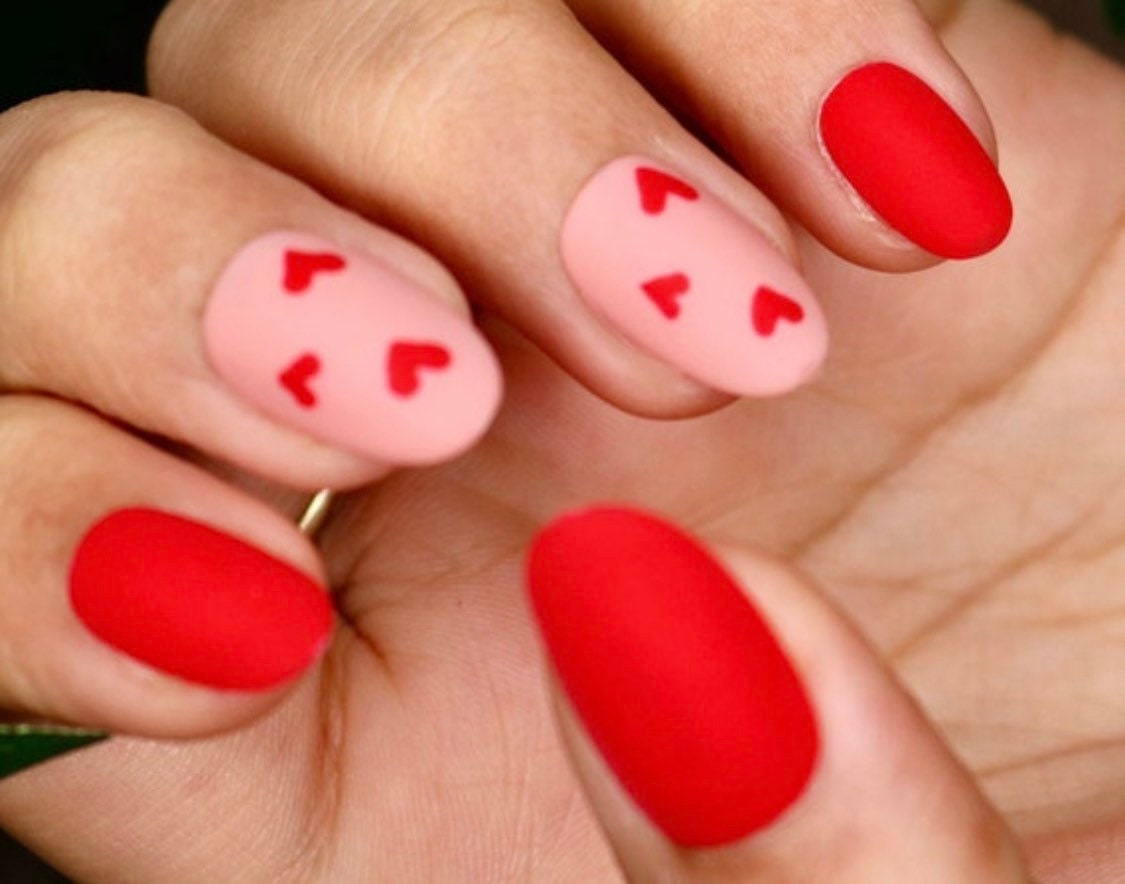 Rot Valentines Mit Herz Akzent Nägel Drücken Sie Auf Die | Falsche Künstliche Stick On Kurzes Oval Rot Valentines Mit Herz Akzent Nägel Drücken Sie Auf Die | Falsche Künstliche Stick On Kurzes Oval von TranquiliteLondon