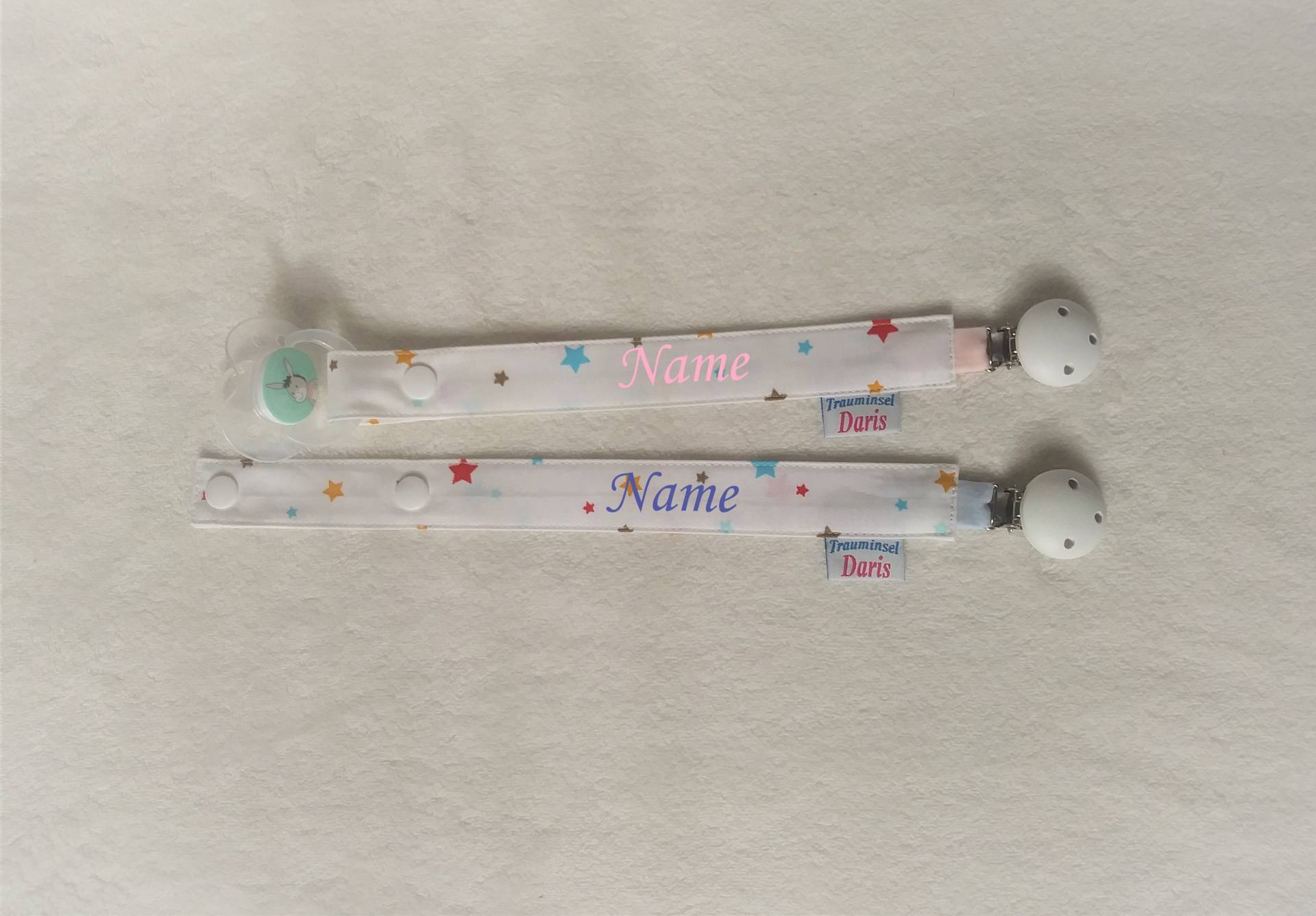 Schnullerband Aus Baumwollestoff "Bunte Sternchen" Mit Namen Schnullerband Aus Baumwollestoff "Bunte Sternchen" Mit Namen von TrauminselDaris