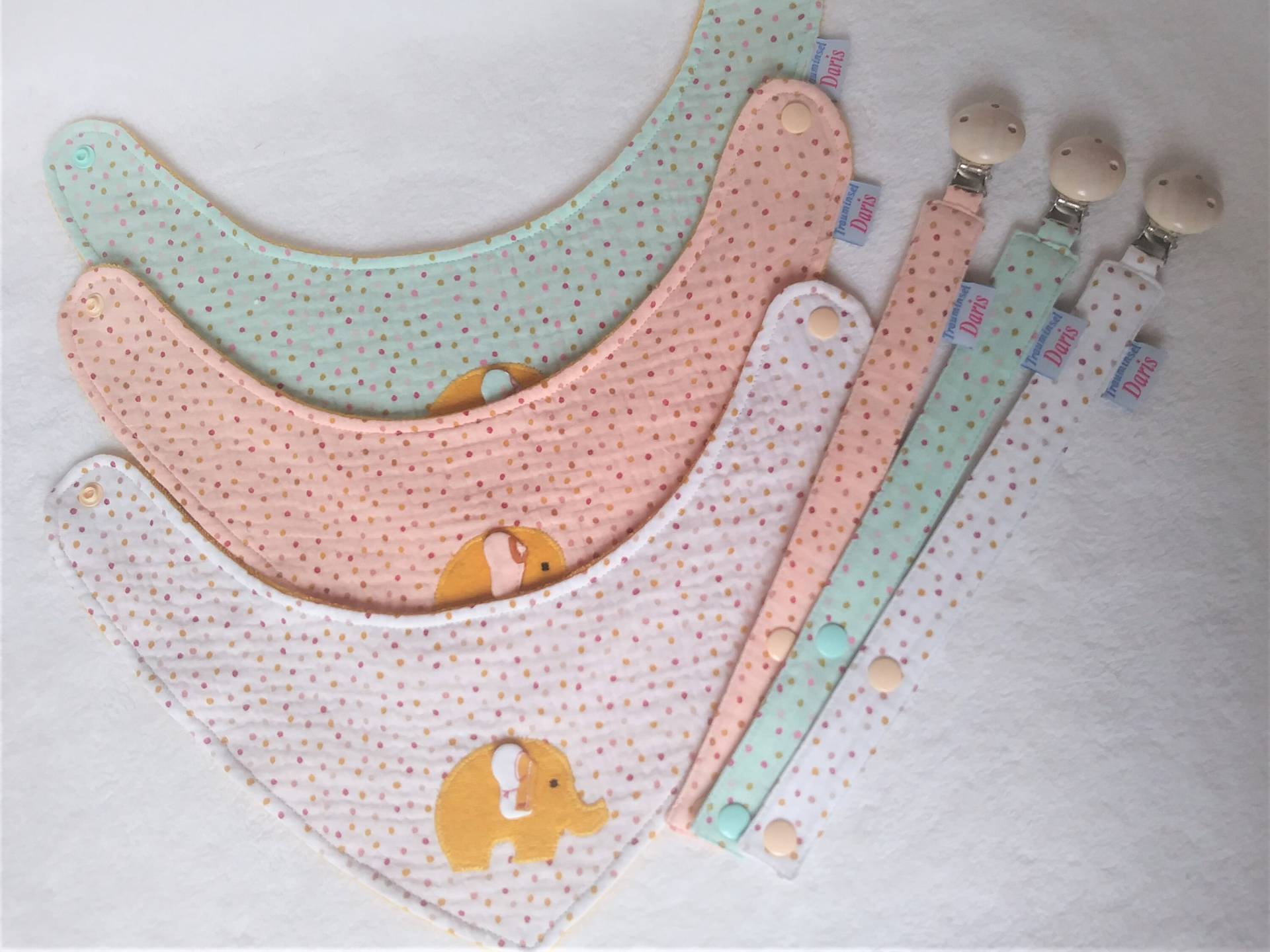Schnullerband Und Halstuch Mit Applizierten Elefanten Aus Musselin-stoff Bestickten Namen Schnullerband Und Halstuch Mit Applizierten Elefanten Aus Musselin-stoff Bestickten Namen von TrauminselDaris