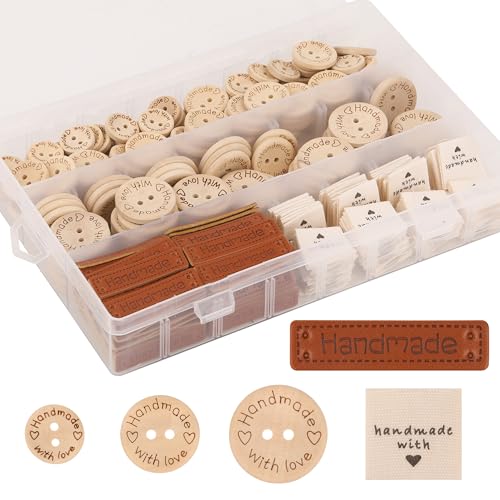 Trimming Shop 350pcs Handmade Labels & Buttons Set - 150 Natural Wooden Buttons, 100 PU Leather Tags, 100 Fabric Labels for Crafts, Sewing Projects, Knitting, Clothing, Bags Trimming Shop 350pcs Handmade Labels & Buttons Set - 150 Natural Wooden Buttons, 100 PU Leather Tags, 100 Fabric Labels for Crafts, Sewing Projects, Knitting, Clothing, Bags von Trimming Shop