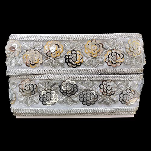 Trimming Shop Silbernes Pailletten-Nieten, indische Spitze, Blumendesign, dekoratives Band zum Nähen, Basteln, Verzierung, Hochzeitskleider, modische Kleidung, 65 mm breit, 4 m von Trimming Shop