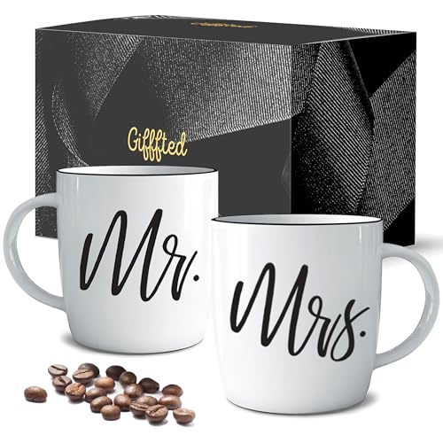 Triple Gifffted Mr und Mrs Tassen Set Geschenke Ideen Paare Weihnachten, Partnertassen Männer Frauen frau, Hochzeit, Braut Bräutigam, Hochzeitstag Hochzeitsgeschenke für Brautpaar, Keramik 380ML Triple Gifffted Mr und Mrs Tassen Set Geschenke Ideen Paare Weihnachten, Partnertassen Männer Frauen frau, Hochzeit, Braut Bräutigam, Hochzeitstag Hochzeitsgeschenke für Brautpaar, Keramik 380ML von Triple Gifffted