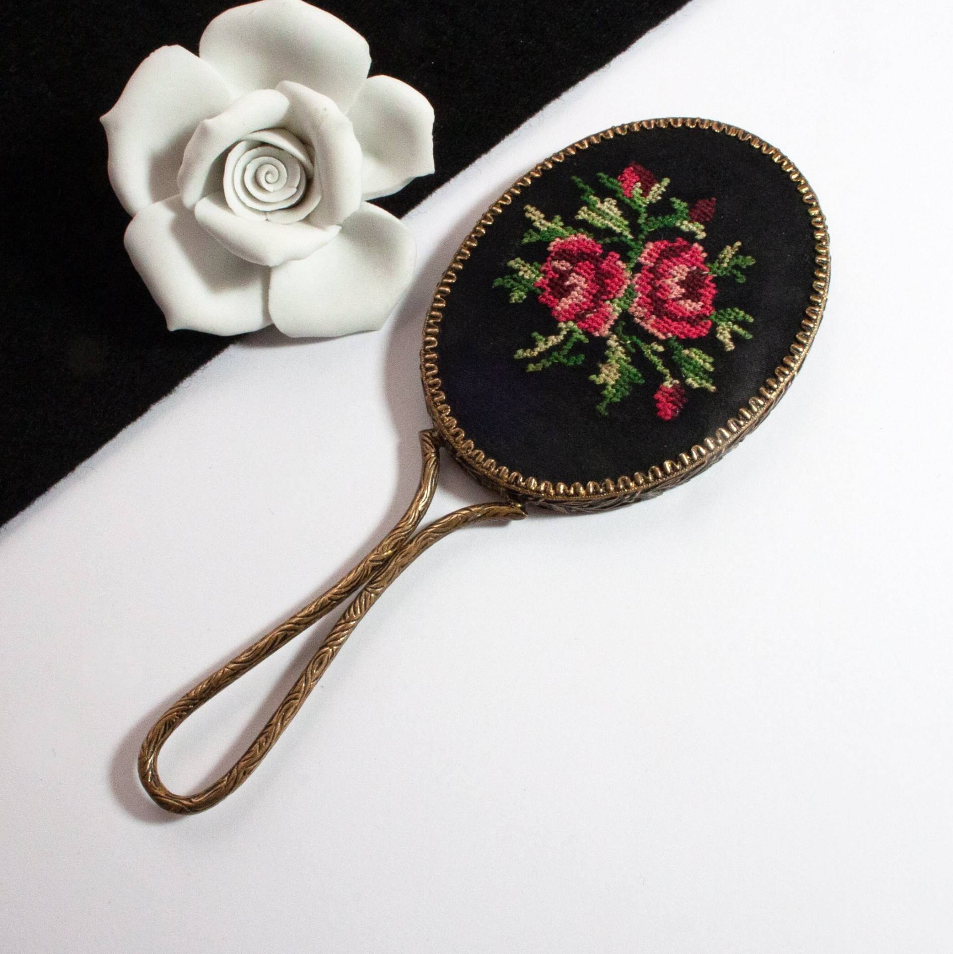 Kleiner Vintage Rosen Petit Point Handspiegel 50Er 60Er Jahre Taschenspiegel Spiegel Gobelin, Trödel Dings Da, Art. 325 Kleiner Vintage Rosen Petit Point Handspiegel 50Er 60Er Jahre Taschenspiegel Spiegel Gobelin, Trödel Dings Da, Art. 325 von TroedelDingsda