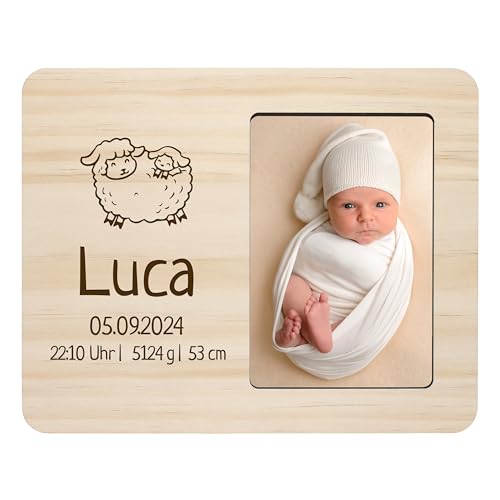 Baby Bilderrahmen „Schaf“ personalisiert mit Namen & Geburtsdaten - mit Gravur & Fotoausschnitt ca. 10x15 cm - Baby-Geschenk, Geschenk zur Geburt für Jungen & Mädchen, Deko - ca. 25x20 cm aus Holz von True Statements