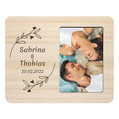 Bilderrahmen „Hochzeit“ personalisiert mit Namen & Datum - Hochzeitsgeschenk, Geschenk für Brautpaar, Deko - veredelt mit Gravur - ca. 25x20 cm aus Holz mit Fotoausschnitt ca. 10x15 cm Bilderrahmen „Hochzeit“ personalisiert mit Namen & Datum - Hochzeitsgeschenk, Geschenk für Brautpaar, Deko - veredelt mit Gravur - ca. 25x20 cm aus Holz mit Fotoausschnitt ca. 10x15 cm von True Statements