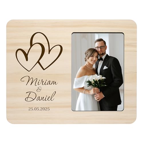 Bilderrahmen „Hochzeit“ personalisiert mit Namen & Datum - Hochzeitsgeschenk, Geschenk für Brautpaar, Deko - veredelt mit Gravur - ca. 25x20 cm aus Holz mit Fotoausschnitt ca. 10x15 cm von True Statements