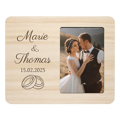 Bilderrahmen „Hochzeit“ personalisiert mit Namen & Datum - Hochzeitsgeschenk, Geschenk für Brautpaar, Deko - veredelt mit Gravur - ca. 25x20 cm aus Holz mit Fotoausschnitt ca. 10x15 cm Bilderrahmen „Hochzeit“ personalisiert mit Namen & Datum - Hochzeitsgeschenk, Geschenk für Brautpaar, Deko - veredelt mit Gravur - ca. 25x20 cm aus Holz mit Fotoausschnitt ca. 10x15 cm von True Statements