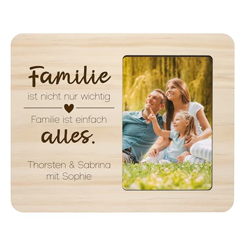 Personalisierter Bilderrahmen „Familie ist alles“ mit Gravur von Namen & Spruch - ca. 25x20 cm aus Holz mit Fotoausschnitt ca. 10x15 cm - Geschenk für Eltern, Mama & Papa, Großeltern, Deko Personalisierter Bilderrahmen „Familie ist alles“ mit Gravur von Namen & Spruch - ca. 25x20 cm aus Holz mit Fotoausschnitt ca. 10x15 cm - Geschenk für Eltern, Mama & Papa, Großeltern, Deko von True Statements