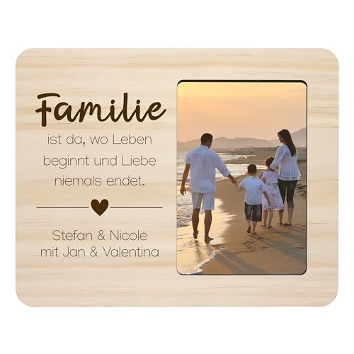 Personalisierter Bilderrahmen „Familie ist da“ mit Gravur von Namen & Spruch - ca. 25x20 cm aus Holz mit Fotoausschnitt ca. 10x15 cm - Geschenk für Eltern, Mama & Papa, Großeltern, Deko Personalisierter Bilderrahmen „Familie ist da“ mit Gravur von Namen & Spruch - ca. 25x20 cm aus Holz mit Fotoausschnitt ca. 10x15 cm - Geschenk für Eltern, Mama & Papa, Großeltern, Deko von True Statements
