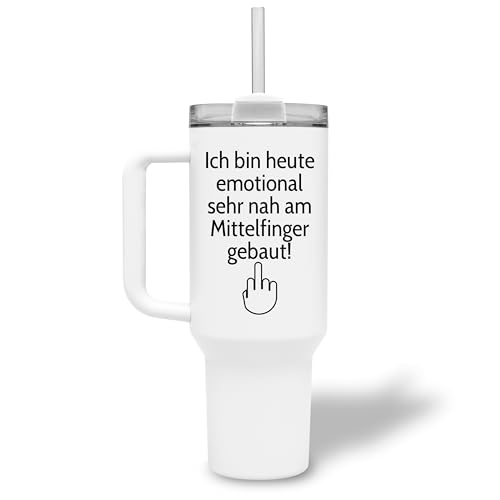 Thermobecher mit lustigem Spruch „Emotional am Mittelfinger gebaut“ - XXL Trinkbecher mit Henkel und Strohhalm 1,2 l / 40oz - Geschenk für Kollegen & Freunde zum Geburtstag, Weihnachten Thermobecher mit lustigem Spruch „Emotional am Mittelfinger gebaut“ - XXL Trinkbecher mit Henkel und Strohhalm 1,2 l / 40oz - Geschenk für Kollegen & Freunde zum Geburtstag, Weihnachten von True Statements