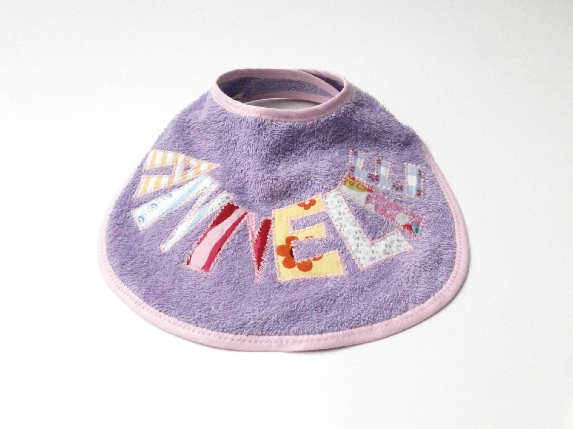 Ab 22, 00 Euro Frottee Baby Lätzchen Mit Namen, Personalisiert, Buchstaben Applikation - Flieder/Hell Lila Ab 22, 00 Euro Frottee Baby Lätzchen Mit Namen, Personalisiert, Buchstaben Applikation - Flieder/Hell Lila von Trullafabrik