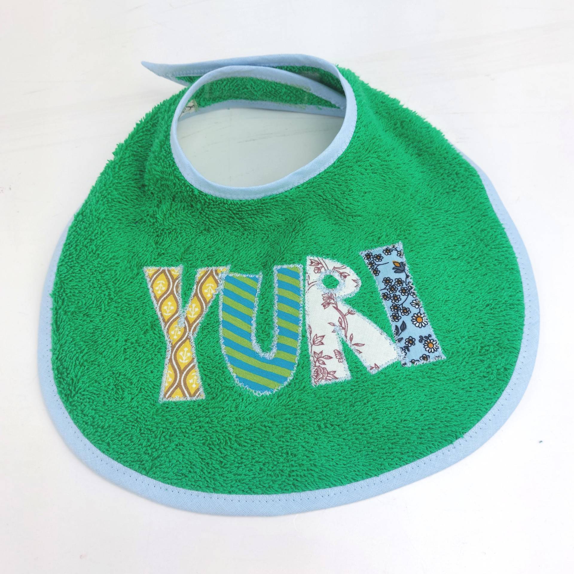 Ab 22 Euro Frottee Lätzchen Für Babys, Personalisiert, Mit Namen, Buchstaben Applikation - Grasgrün Ab 22 Euro Frottee Lätzchen Für Babys, Personalisiert, Mit Namen, Buchstaben Applikation - Grasgrün von Trullafabrik