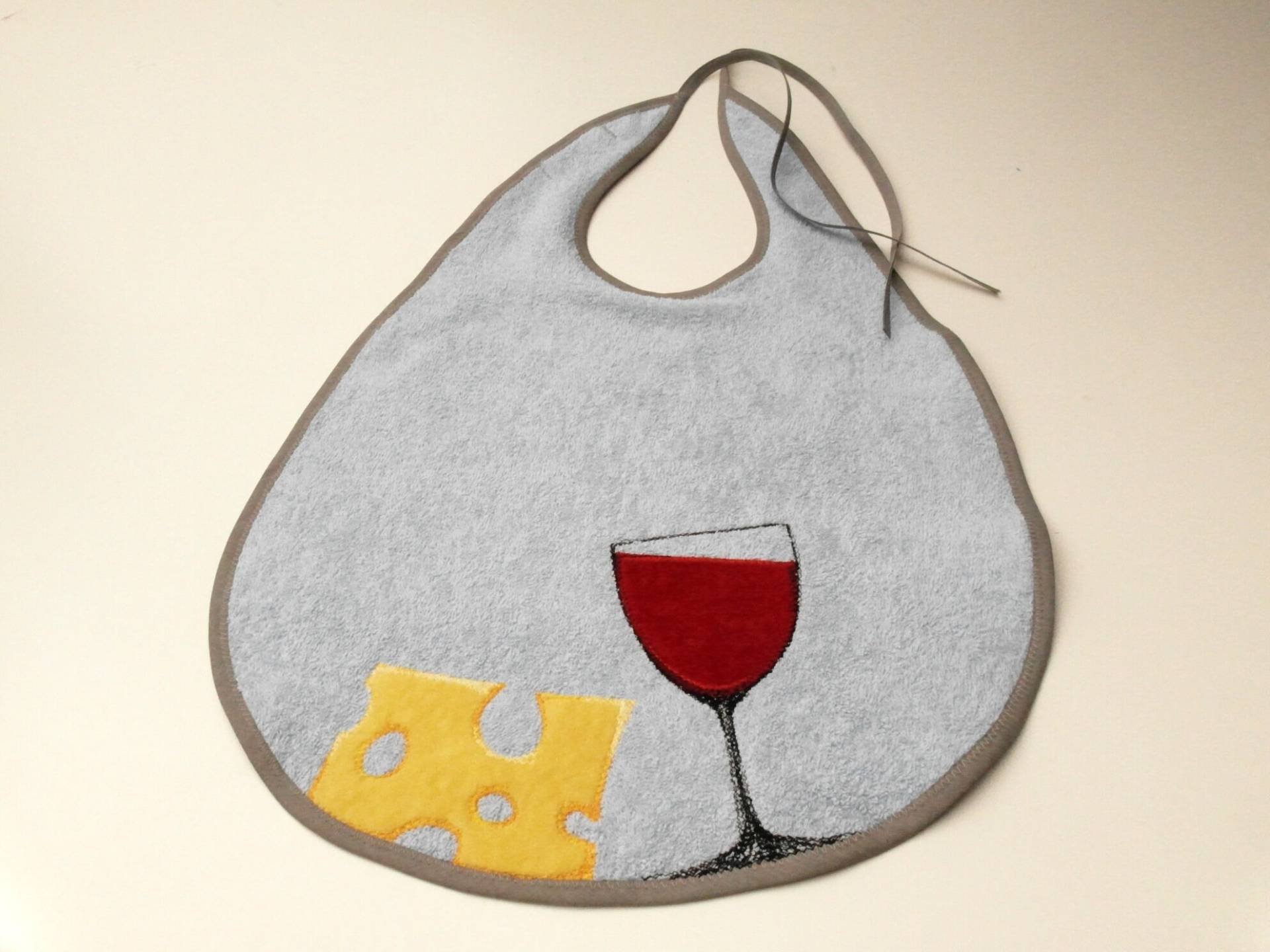 Großes Lätzchen Xxl , Spucktuch Für Erwachsene, Hellblau, Mit Applikation Käse Edamer Und Rotwein Großes Lätzchen Xxl , Spucktuch Für Erwachsene, Hellblau, Mit Applikation Käse Edamer Und Rotwein von Trullafabrik