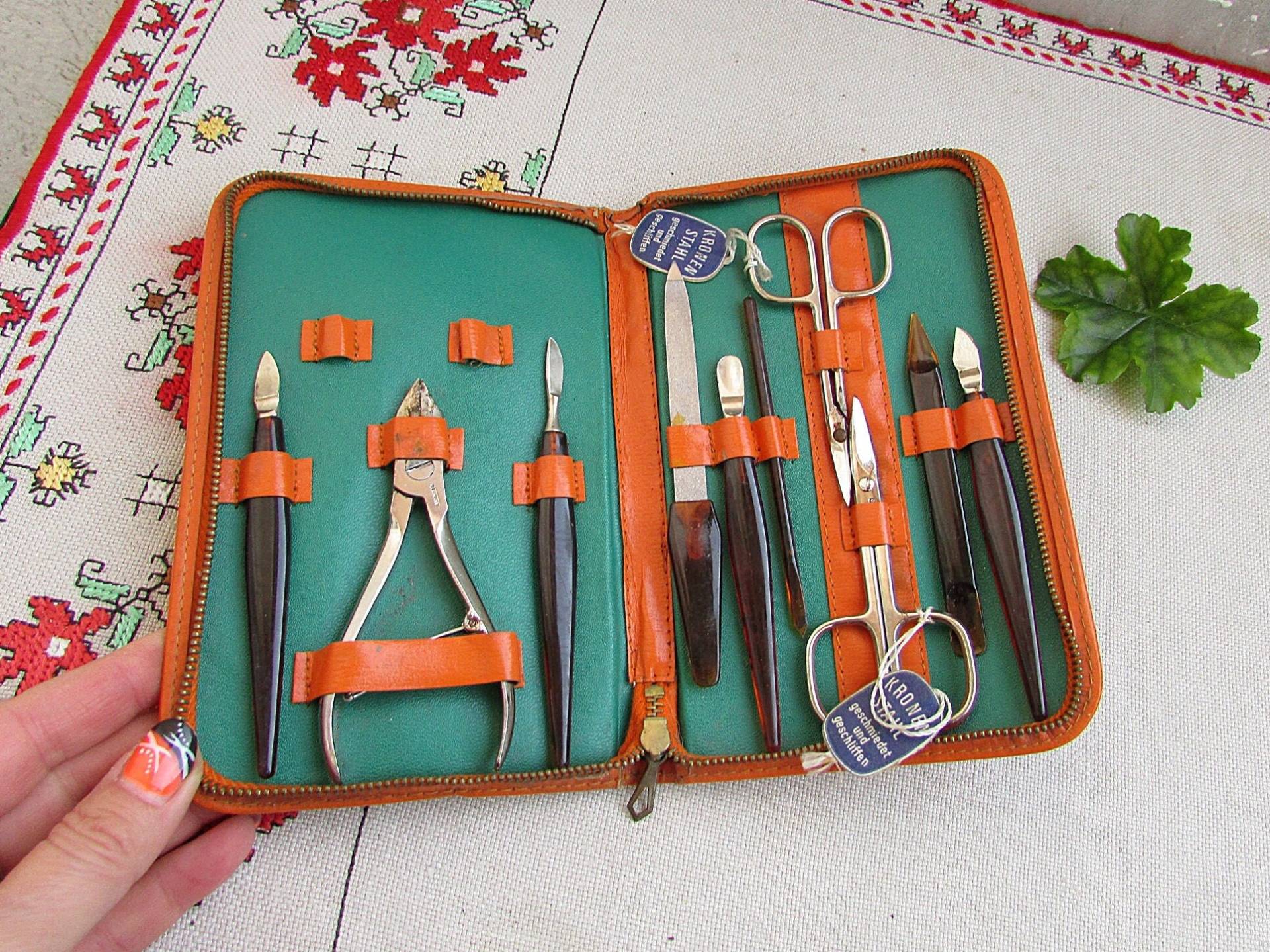 Vintage Maniküre Kit 1970Er Jahre, Set 10 Teile in Lederbox, Deutsche & Pediküre Mit Lederetui Vintage Maniküre Kit 1970Er Jahre, Set 10 Teile in Lederbox, Deutsche & Pediküre Mit Lederetui von TsveteHeArt