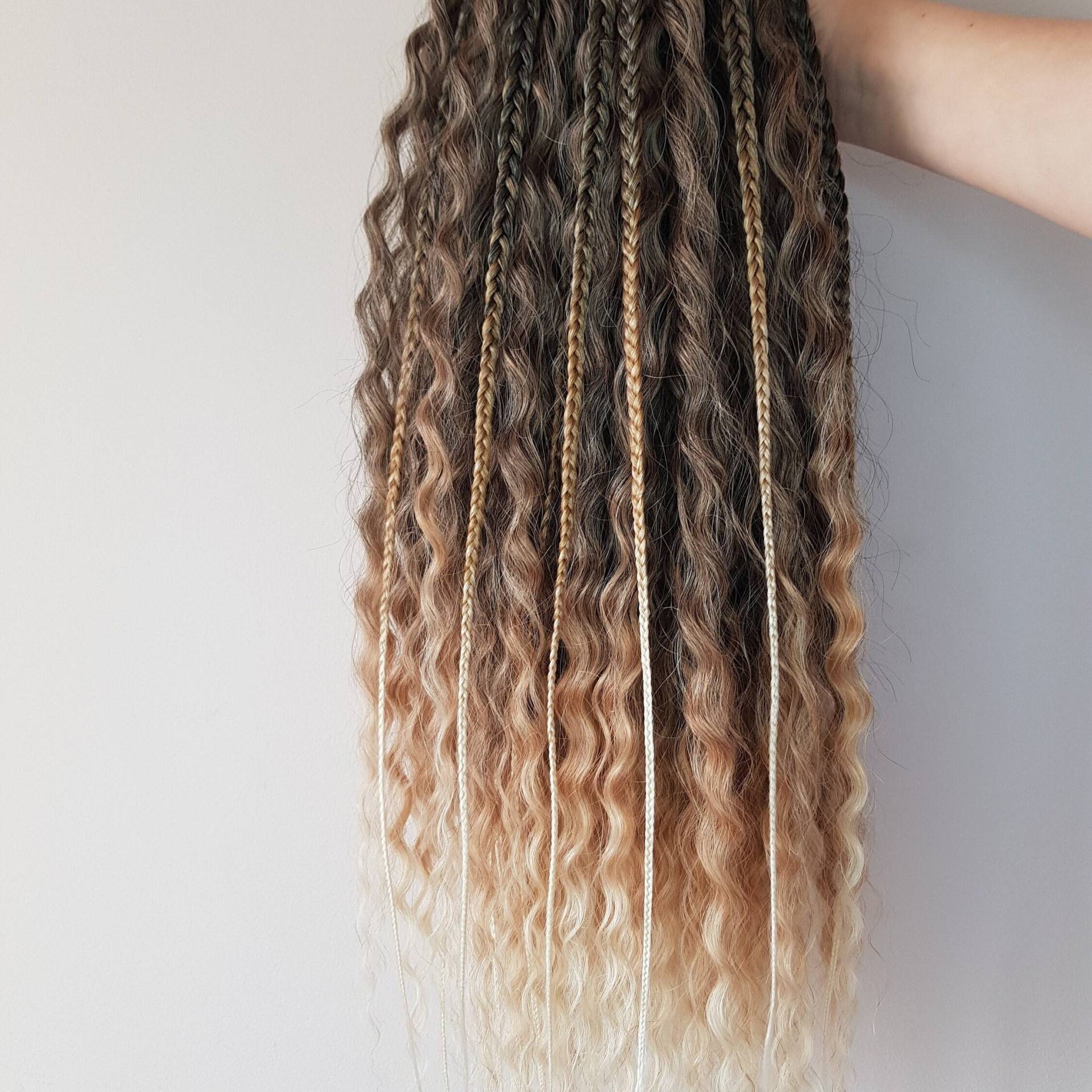 Atemberaubende Gewellte Doppelte Ombre Häkeln Curly Dreads Mit Zöpfen in Braun Bis Blond - 24 Zoll Kunsthaarverlängerungen Atemberaubende Gewellte Doppelte Ombre Häkeln Curly Dreads Mit Zöpfen in Braun Bis Blond - 24 Zoll Kunsthaarverlängerungen von TsymayDreads