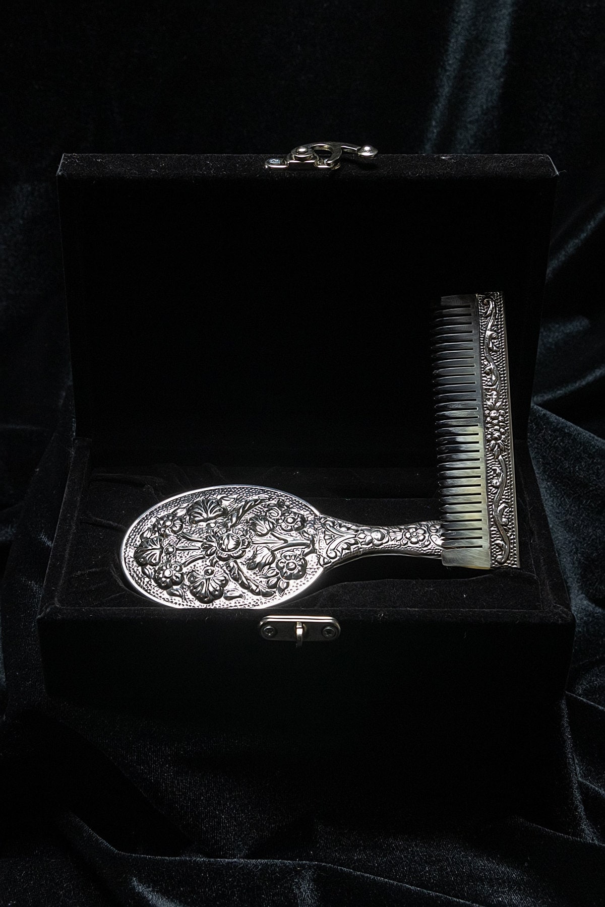 Özel Tasarım El Aynası Ve Kemik Tarak Seti 925 Ayar Gümüş Yapımı Özel Tasarım El Aynası Ve Kemik Tarak Seti 925 Ayar Gümüş Yapımı von TuranSilver