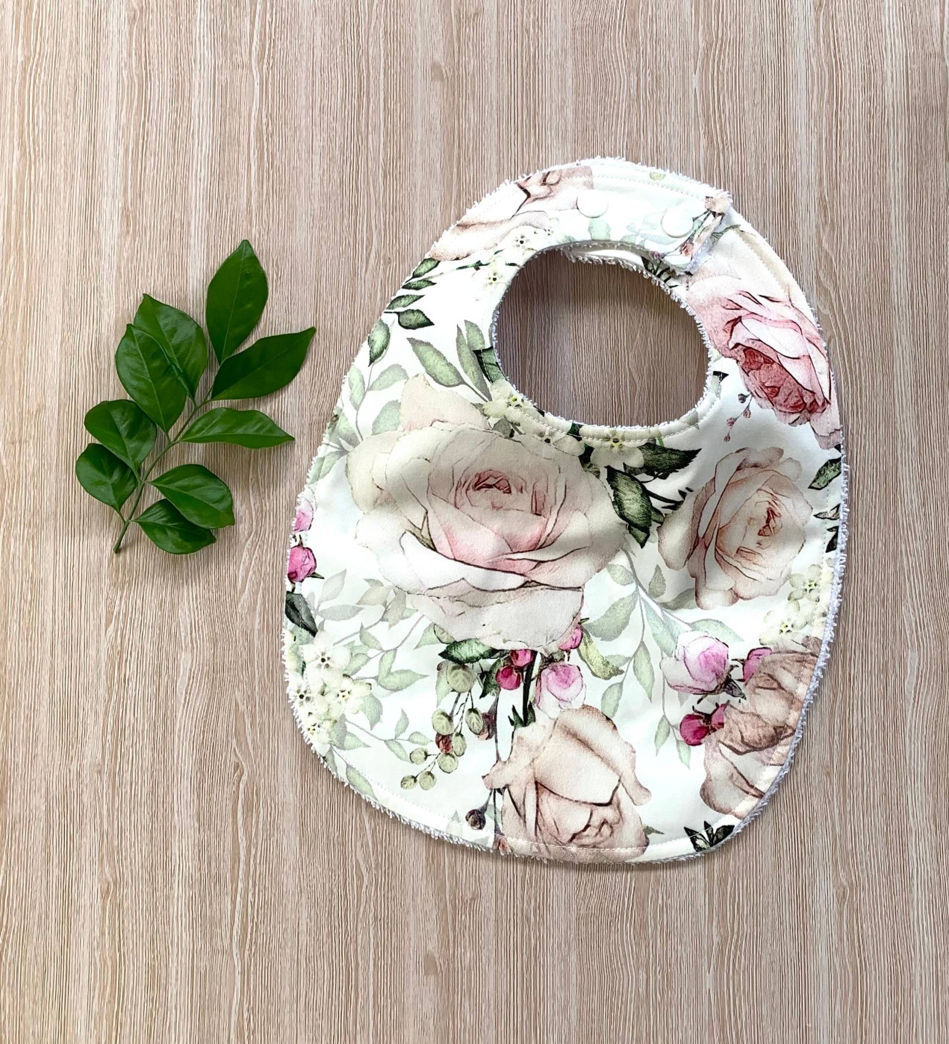 Baby Mädchen Florale Lätzchen Große Abgerundete Stil in Rosa Und Weiß Digitaldruck Zuwelling Rücken Baby Mädchen Florale Lätzchen Große Abgerundete Stil in Rosa Und Weiß Digitaldruck Zuwelling Rücken von TwoBlackRabbits