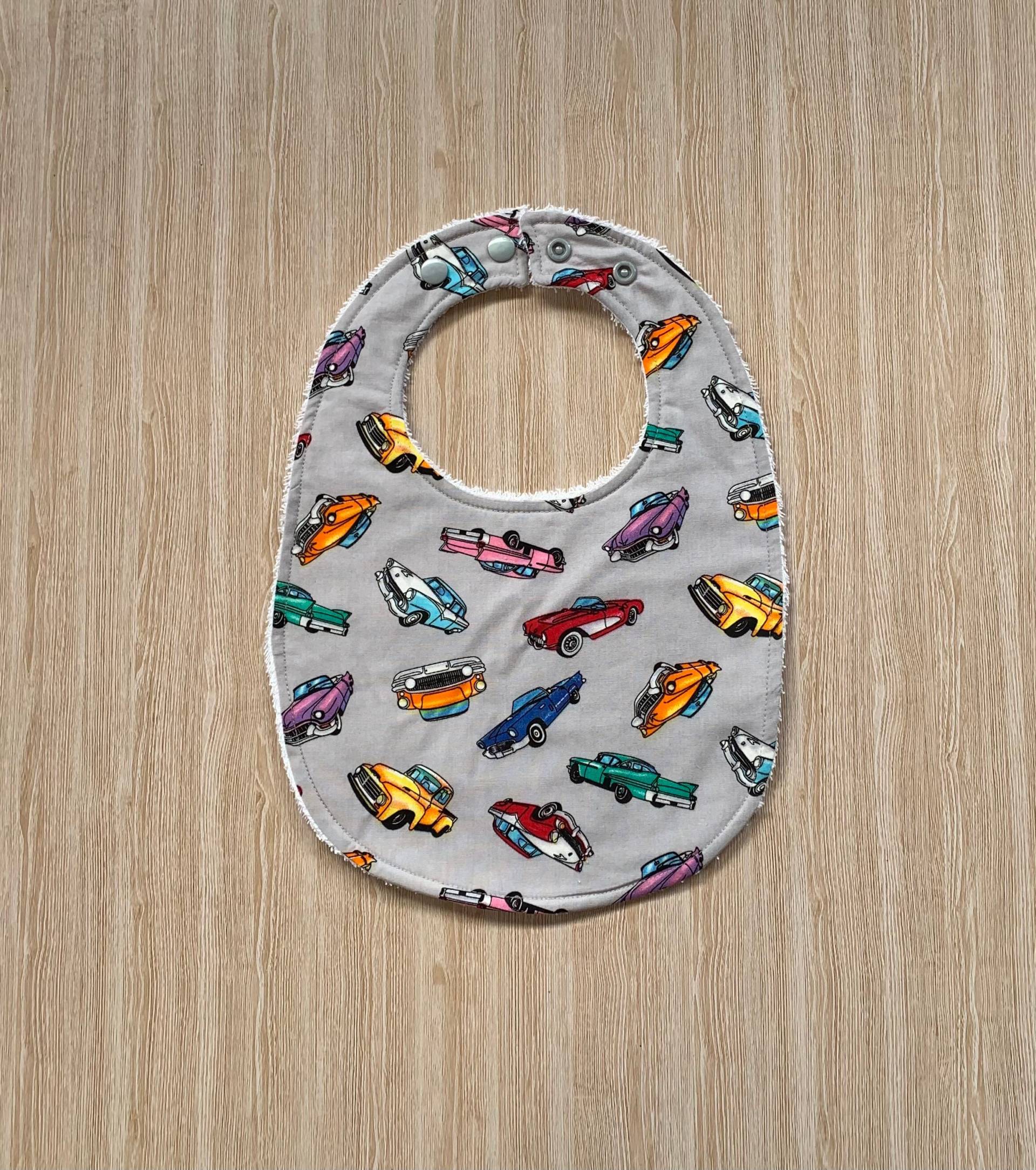 Lätzchen Mit Großem Frottee Vintage Auto Druck, Aus Australien Lätzchen Mit Großem Frottee Vintage Auto Druck, Aus Australien von TwoBlackRabbits