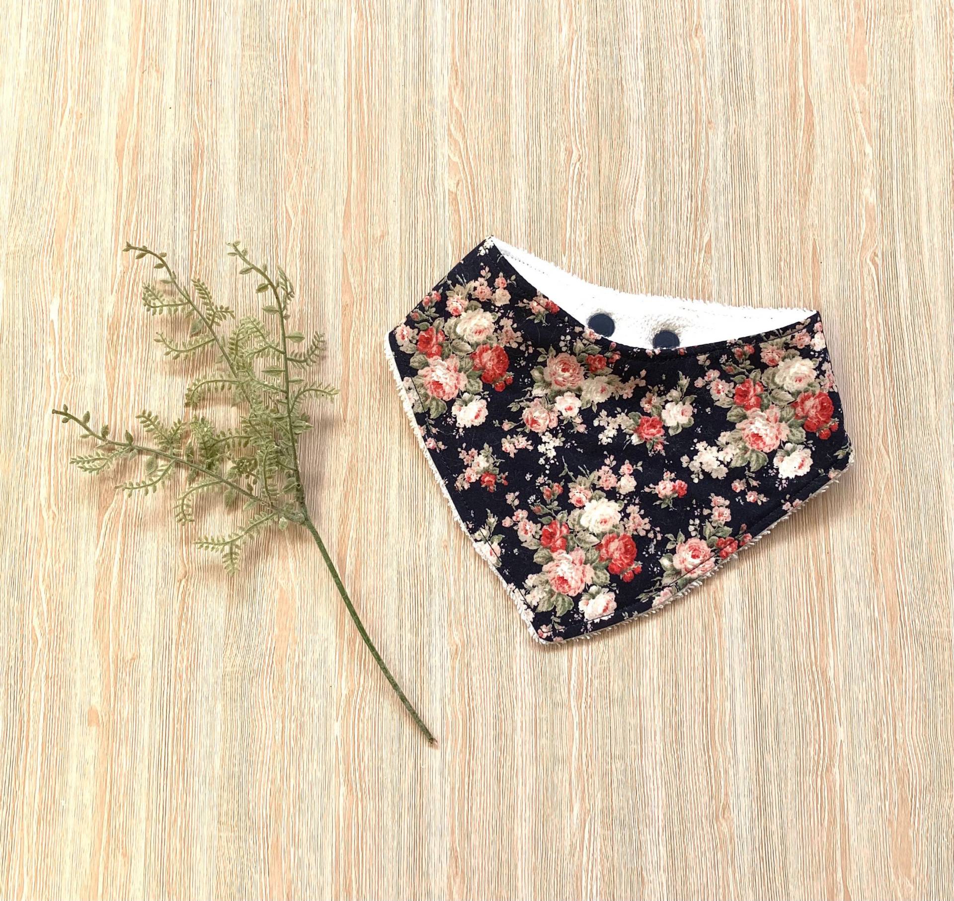 Lätzchen Für Mädchen Navy Floral Bandana Dribbling Lätzchen, Australian Made Lätzchen Für Mädchen Navy Floral Bandana Dribbling Lätzchen, Australian Made von TwoBlackRabbits