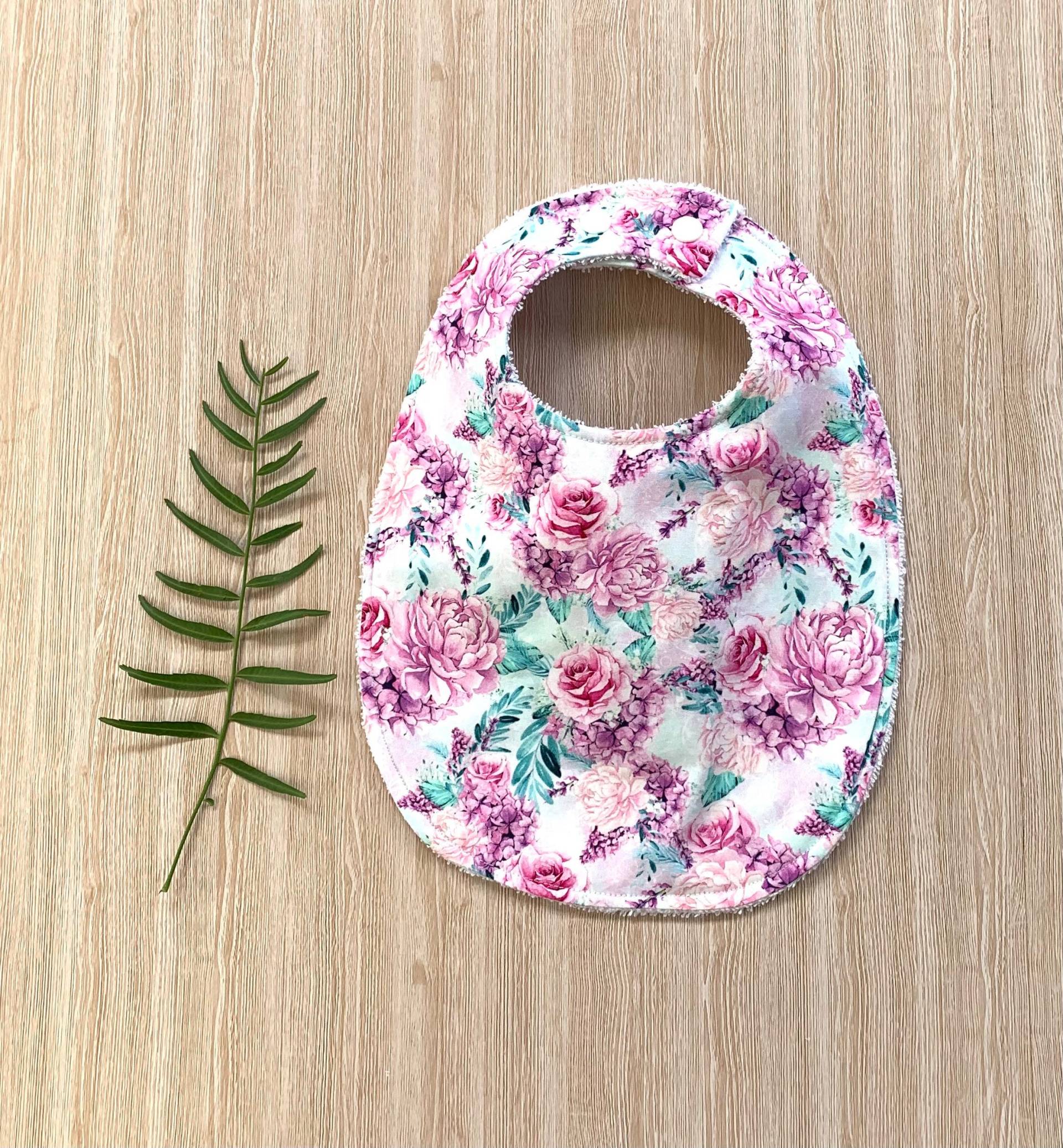 Handtuch Lätzchen Mit Druckknöpfen, Lila Blumen Digitaldruck Stoff Handtuch Lätzchen Mit Druckknöpfen, Lila Blumen Digitaldruck Stoff von TwoBlackRabbits