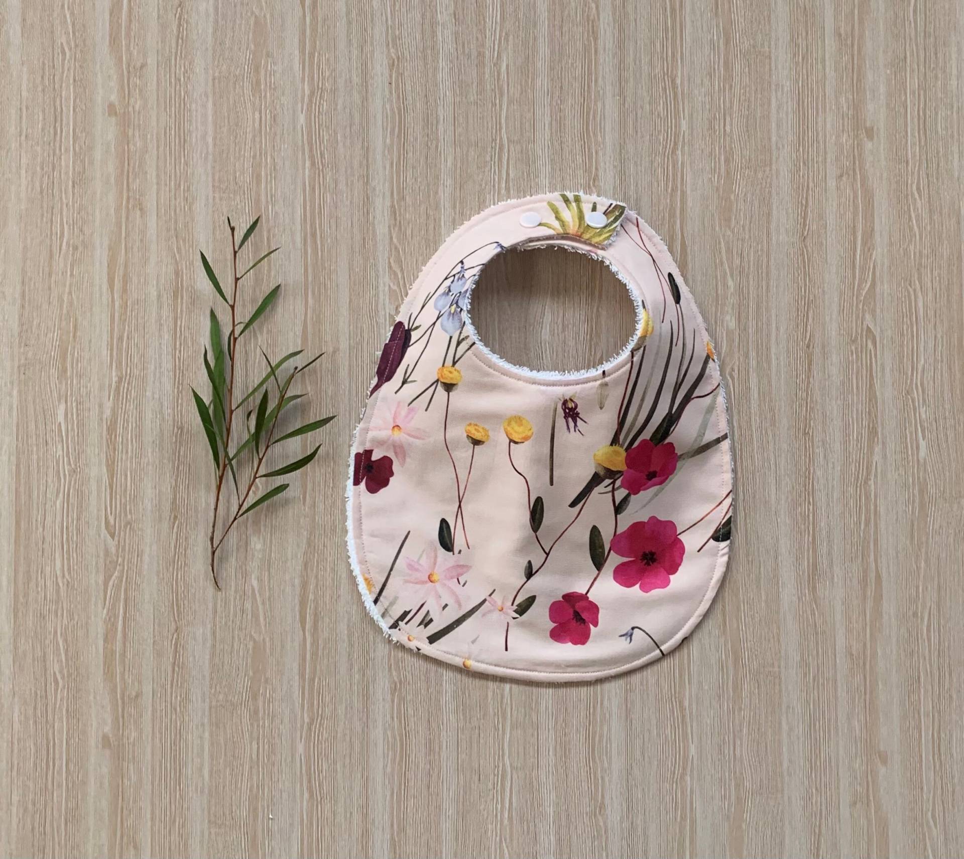 Mädchen Dribbeln Lätzchen Feldtag, Druckknöpfe Und Aufhängung Australier Made Mädchen Dribbeln Lätzchen Feldtag, Druckknöpfe Und Aufhängung Australier Made von TwoBlackRabbits