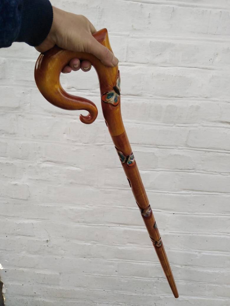 Aus Holz Geschnitzte Gehstock Handarbeit Mit Schmetterlingen Wanderstock Holzstock Für Frau Aus Holz Geschnitzte Gehstock Handarbeit Mit Schmetterlingen Wanderstock Holzstock Für Frau von UAWoodArtByMihail