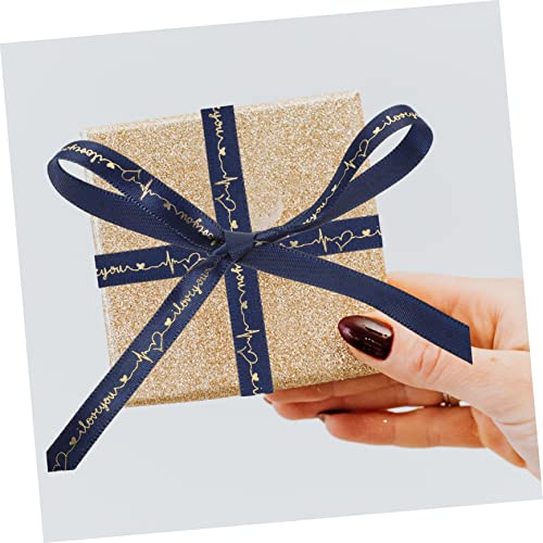 UTHCLO Glänzendes Polyester Geschenkband mit Buchstabenmuster Dekoratives DIY Schleifenband Langlebiges Bastelband für Geschenkverpackung Basteln und Partydekoration UTHCLO Glänzendes Polyester Geschenkband mit Buchstabenmuster Dekoratives DIY Schleifenband Langlebiges Bastelband für Geschenkverpackung Basteln und Partydekoration von UTHCLO