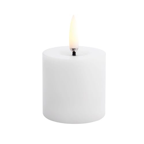UYUNI LED-Stumpenkerze mit Wachsspiegel aus Paraffinwachs Nordic White Smooth 4,5 cm UYUNI LED-Stumpenkerze mit Wachsspiegel aus Paraffinwachs Nordic White Smooth 4,5 cm von UYUNI