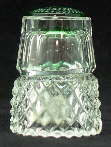 Fingerhut aus Bleikristall, handgeschliffen, säurepoliert mit aufgesetzter Kappe in grün von Ullmannglass
