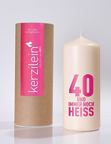 Kerze Stumpen-Kerze / Geburtstags-Kerze "40 UND IMMER NOCH HEISS" Kerze in weiß mit Aufdruck in pink zum 40. Geburtstag - Geburtstags-Deko - Geburtstags-Geschenk - 40 Jahre - Kerzilein Made in Germany von unbekannt