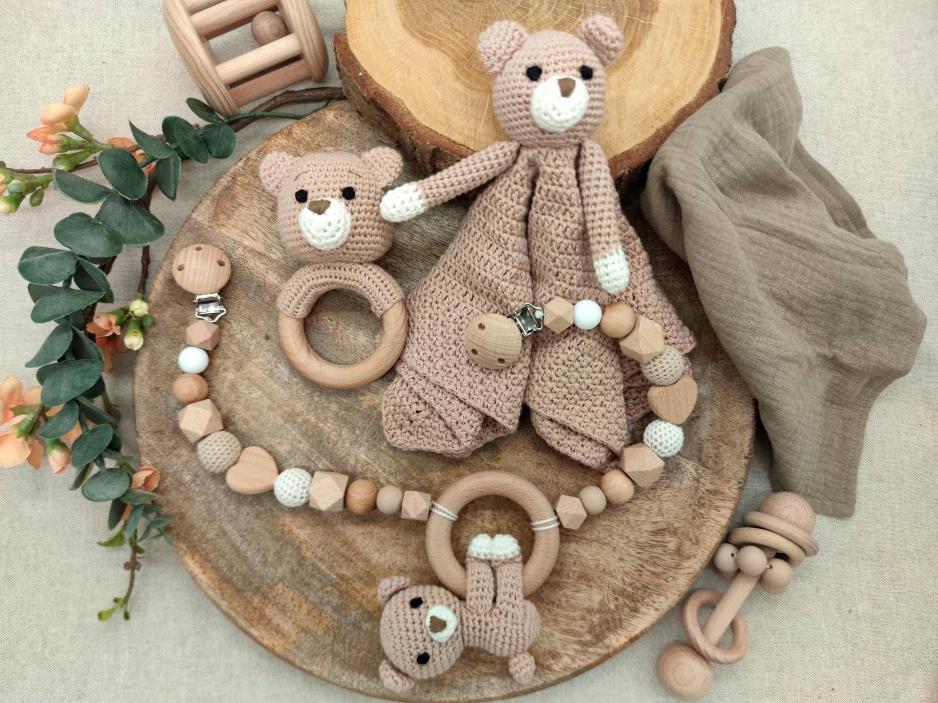 Geschenkset "Bär" | Schmusetuch Rassel Kinderwagenkette Geschenkset "Bär" | Schmusetuch Rassel Kinderwagenkette von Unverbluemtes