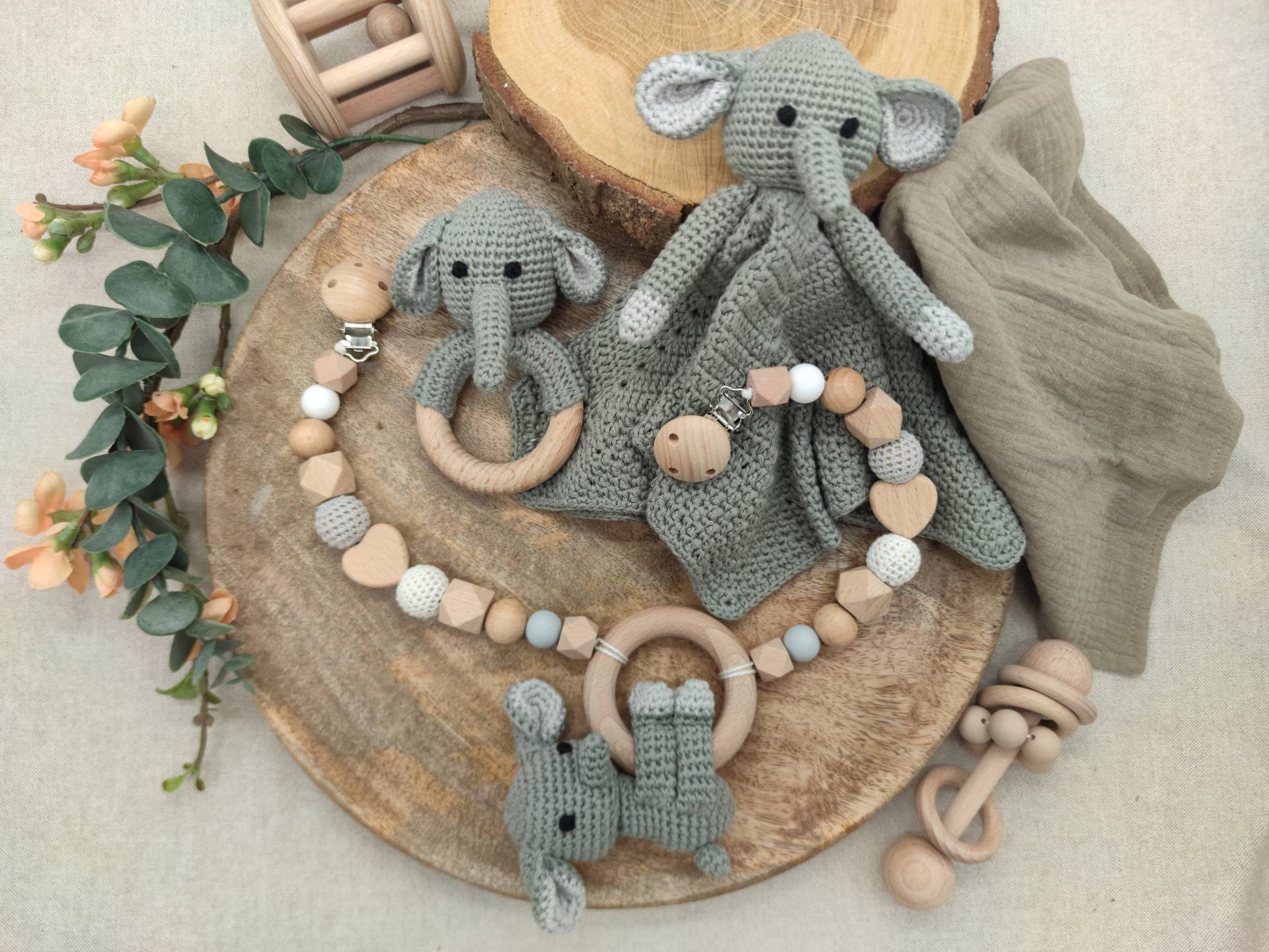 Geschenkset "Elefant" | Schmusetuch Rassel Kinderwagenkette Geschenkset "Elefant" | Schmusetuch Rassel Kinderwagenkette von Unverbluemtes
