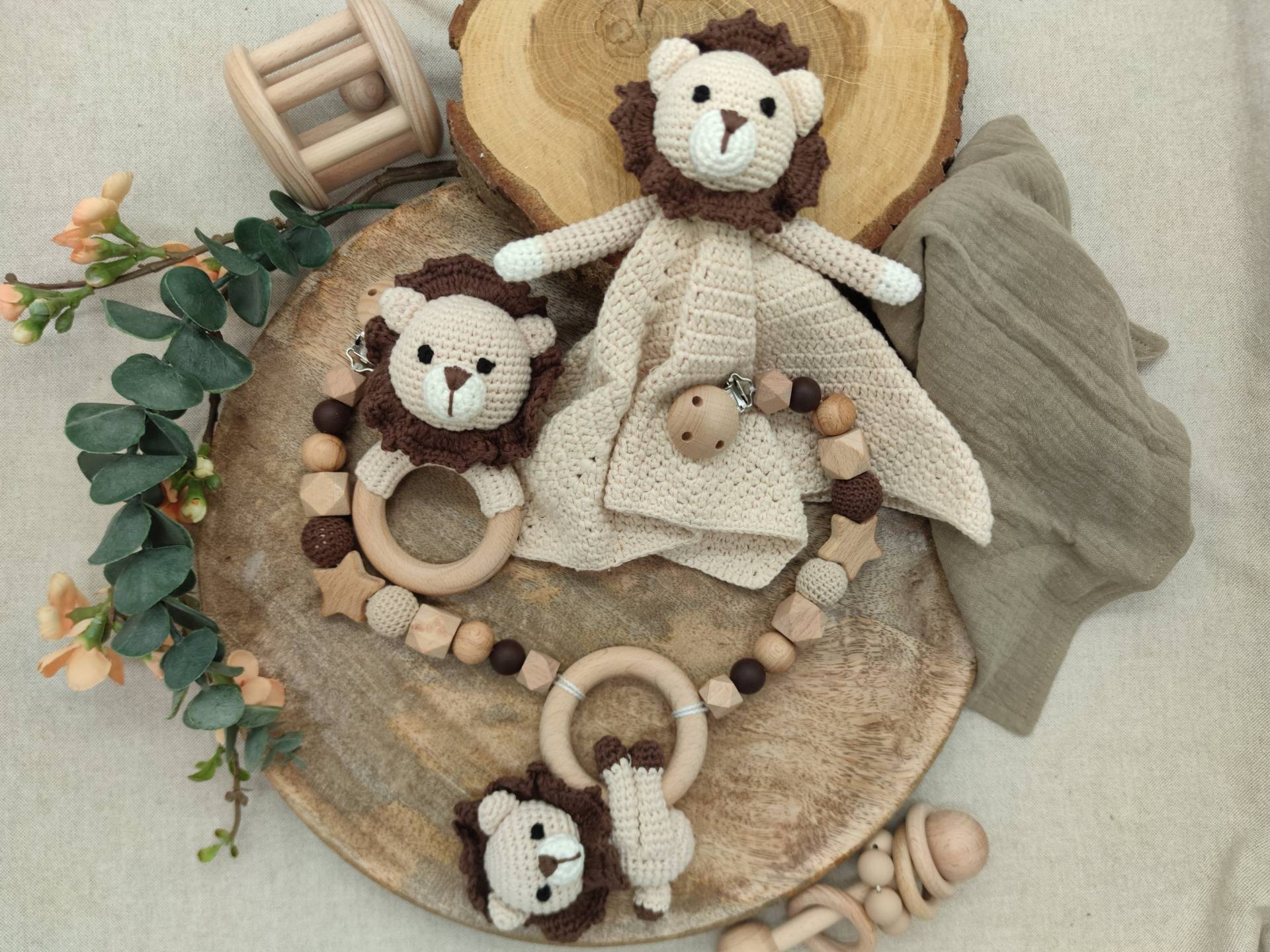 Geschenkset "Löwe" | Schmusetuch Rassel Kinderwagenkette Geschenkset "Löwe" | Schmusetuch Rassel Kinderwagenkette von Unverbluemtes