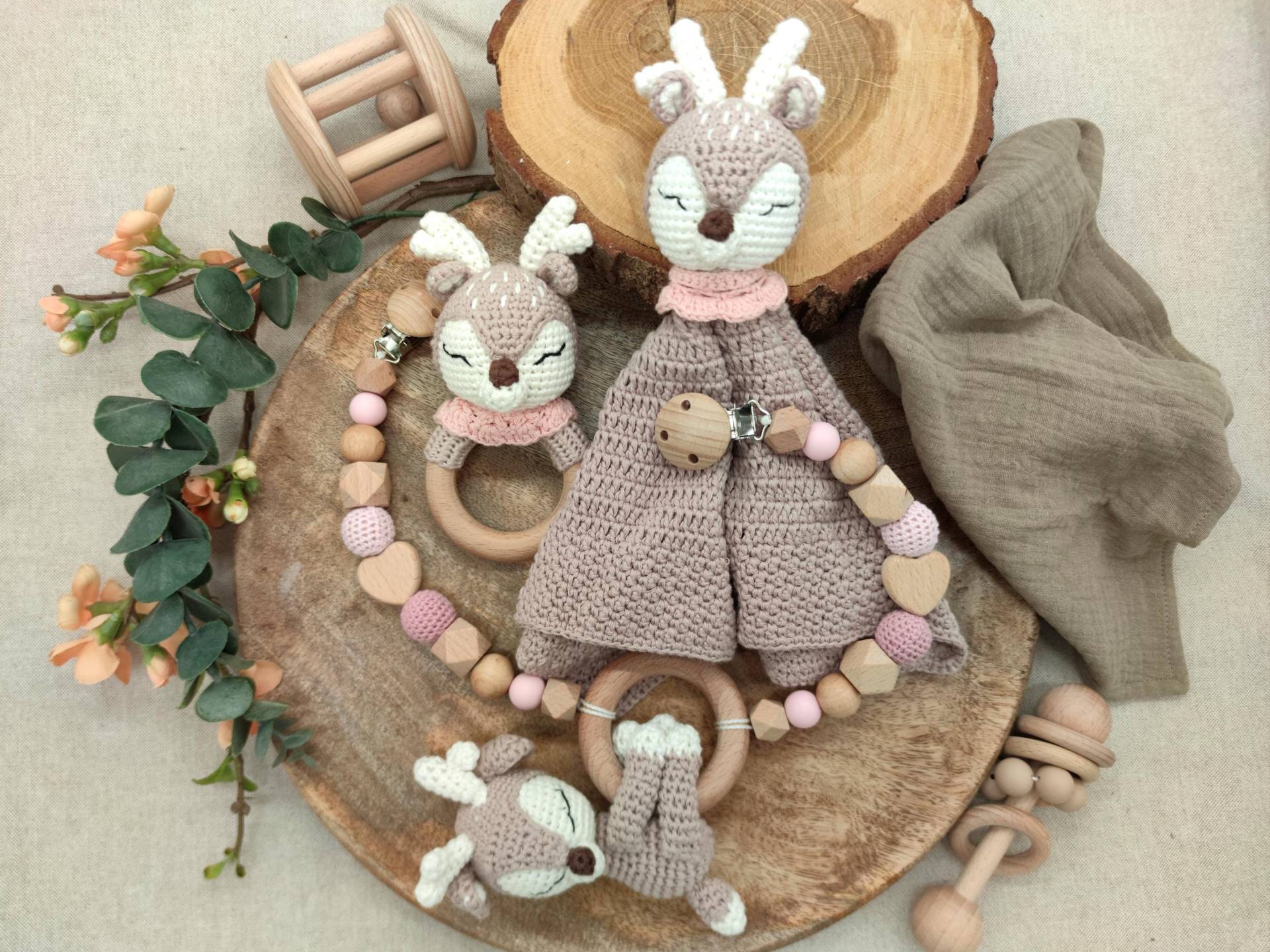 Geschenkset "Reh Rosa" | Schmusetuch Rassel Kinderwagenkette Geschenkset "Reh Rosa" | Schmusetuch Rassel Kinderwagenkette von Unverbluemtes