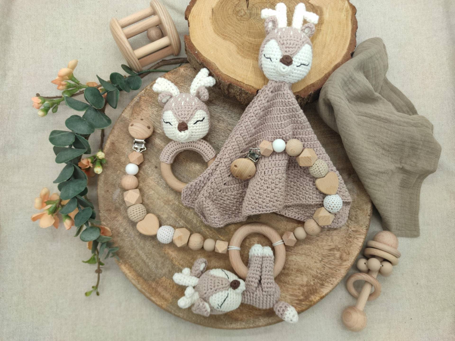 Geschenkset "Reh" | Schmusetuch Rassel Kinderwagenkette Geschenkset "Reh" | Schmusetuch Rassel Kinderwagenkette von Unverbluemtes