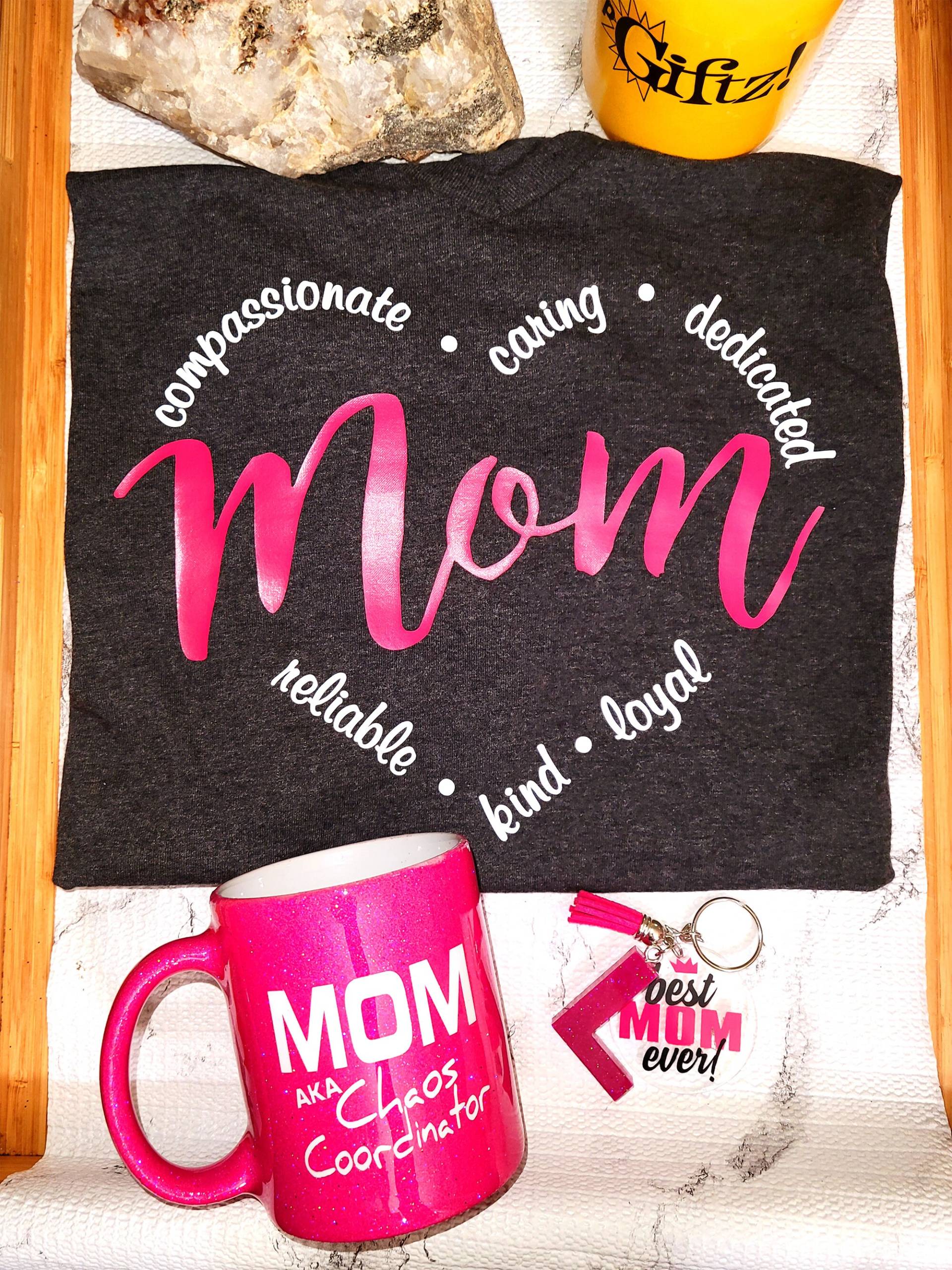 Geschenkset Mama - Tshirt Trinkgeschirr Schlüsselanhänger Geschenkset Mama - Tshirt Trinkgeschirr Schlüsselanhänger von UpGiftz