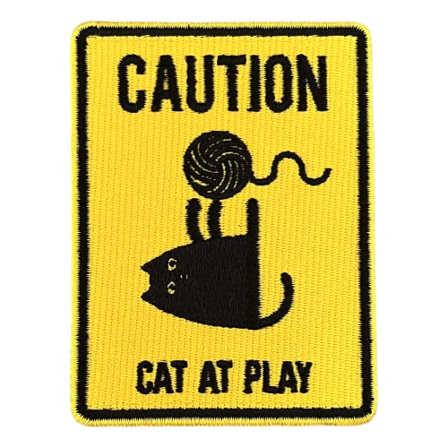 Urbanski Patch Caution Cat at Play Vorsicht Katze am Spielen zum Aufbügeln 8,4 x 6,3 cm | Aufnäher Applikation Bügelbild von Urbanski