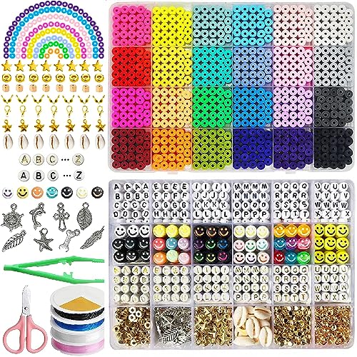 VIKKI 7500-teiliges Set aus Tonperlen, 24 Farben, flache, runde Polymer-Ton-Perlen, Armbandherstellungs-Set mit Buchstaben, Smiley-Perlen und Anhänger-Charms für Kinder und Erwachsene, DIY-Armband, von VIKKI