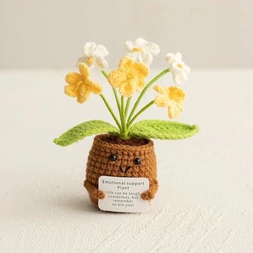 VOSSOT Vergissmeinnicht Häkelblumen Geschenk, Handgemachte Pocket Hug Pflanze mit Karte, 6 Köpfe Gelb Strickblume Deko, Mini Blumentopf fürs Büro Tisch Fensterbank Lehrerin Freundin von VOSSOT
