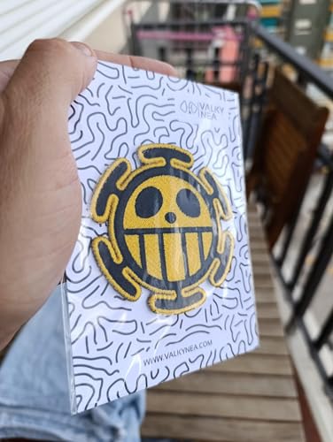 VALKYNEA 100 % bestickter Aufnäher Anime Fan Art/OP Law Jolly Roger 8 cm x 8 cm / Trafalgar/Patch Embroidery (Hook & Loop / Velcr0) von Valkynea