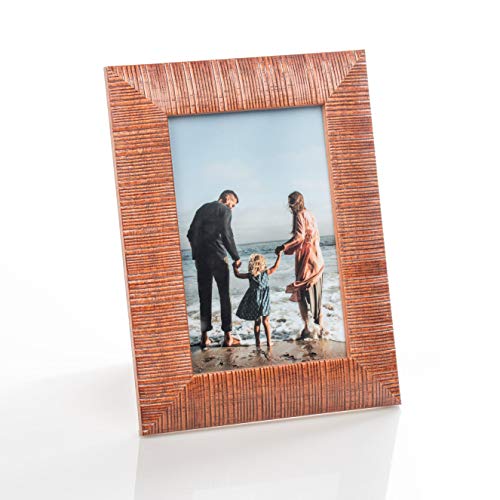 Klassischer Holz Bilderrahmen für 10x15 cm Fotos - Geriffelter Fotorahmen in Hellbraun mit Echtem Glas für Schöne Momente | Freistehender Holzrahmen geeignet für Tisch & Wand, Hoch- & Querformat Klassischer Holz Bilderrahmen für 10x15 cm Fotos - Geriffelter Fotorahmen in Hellbraun mit Echtem Glas für Schöne Momente | Freistehender Holzrahmen geeignet für Tisch & Wand, Hoch- & Querformat von Victoria Collection