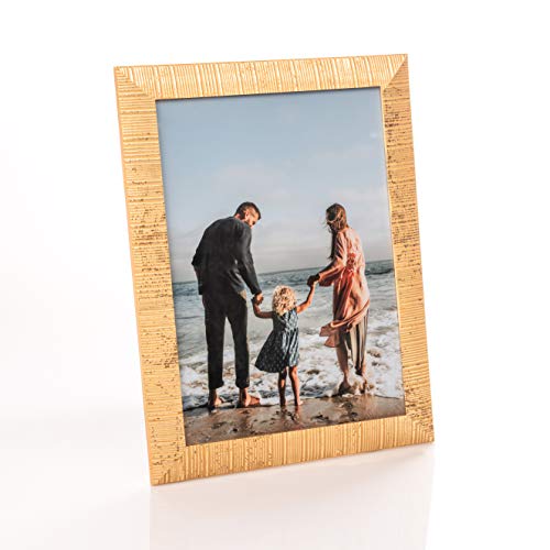 Klassischer Holz Bilderrahmen für DIN A4 / 21x30 cm Fotos - Geriffelter Fotorahmen in Gold mit Echtem Glas für Schöne Momente | Freistehender Holzrahmen geeignet für Tisch & Wand, Hoch- & Querformat Klassischer Holz Bilderrahmen für DIN A4 / 21x30 cm Fotos - Geriffelter Fotorahmen in Gold mit Echtem Glas für Schöne Momente | Freistehender Holzrahmen geeignet für Tisch & Wand, Hoch- & Querformat von Victoria Collection