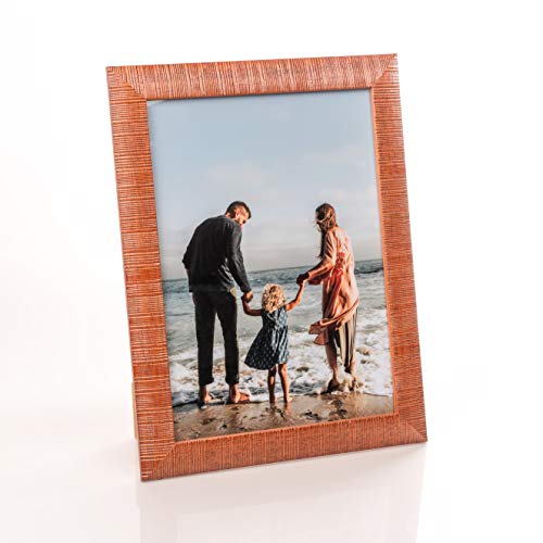 Klassischer Holz Bilderrahmen für DIN A4 / 21x30 cm Fotos - Geriffelter Hellbrauner Fotorahmen mit Glas für Schöne Momente | Freistehender Holzrahmen geeignet für Tisch & Wand, Hoch- & Querformat Klassischer Holz Bilderrahmen für DIN A4 / 21x30 cm Fotos - Geriffelter Hellbrauner Fotorahmen mit Glas für Schöne Momente | Freistehender Holzrahmen geeignet für Tisch & Wand, Hoch- & Querformat von Victoria Collection