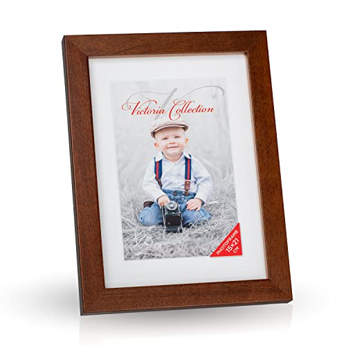Klassischer Holz Bilderrahmen für DIN A5 / 15x21 cm Fotos - Fotorahmen in Braun mit Echtem Glas für Schöne Momente | Freistehender Holzrahmen geeignet für Tisch & Wand, Hoch- & Querformat Klassischer Holz Bilderrahmen für DIN A5 / 15x21 cm Fotos - Fotorahmen in Braun mit Echtem Glas für Schöne Momente | Freistehender Holzrahmen geeignet für Tisch & Wand, Hoch- & Querformat von Victoria Collection